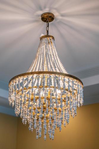 a chandelier hanging from a ceiling at Apartamentos Turísticos La Baílla in Rota
