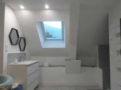 La salle de bains blanche est pourvue d'une baignoire et d'une fenêtre. dans l'établissement Gîte Le Mouton Blanc***** Héas Gavarnie-Gèdre, à Gèdre