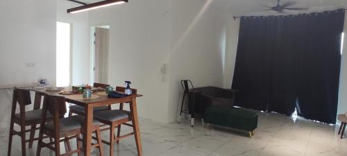 Ein Sitzbereich in der Unterkunft Infinite Seaview with Penang Bridge Suite with Sunrise up to 11 person