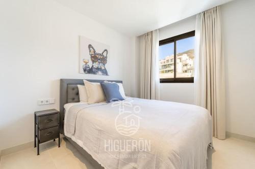 een slaapkamer met een bed en een raam bij HigueronRentals Malibu in Málaga