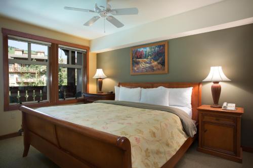 1 dormitorio con 1 cama y ventilador de techo en 2211 - Two Bedroom Standard Eagle Springs East condo, en Solitude