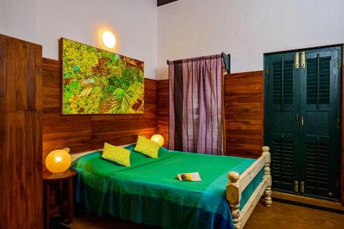 Postel nebo postele na pokoji v ubytování Neemrana's Coconut Alley