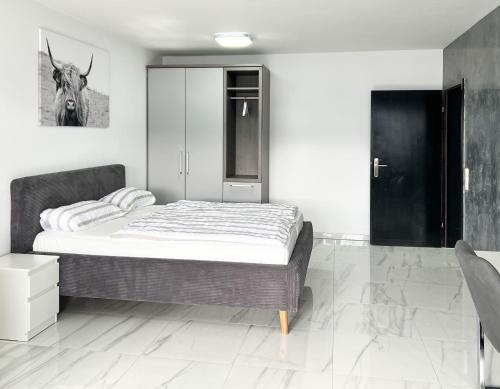 a bedroom with a bed and a picture of a deer on the wall at Modernes Apartment mit Stil in City Lage in Karlsruhe