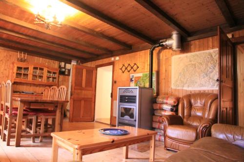 un salon avec un canapé et une table dans l'établissement chalet la tournette, à Montmin