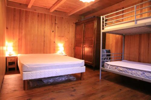 une chambre avec deux lits superposés et un bureau dans l'établissement chalet la tournette, à Montmin