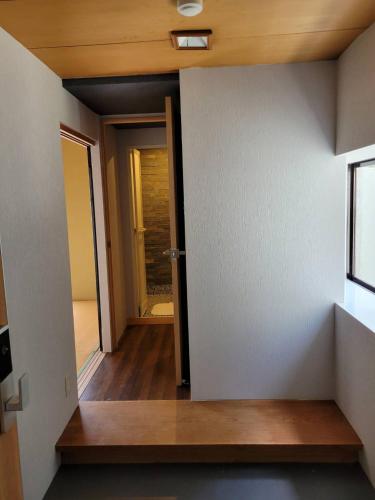 a room with a hallway with a door and a window at Villa 33 Kashikojima in Ugata