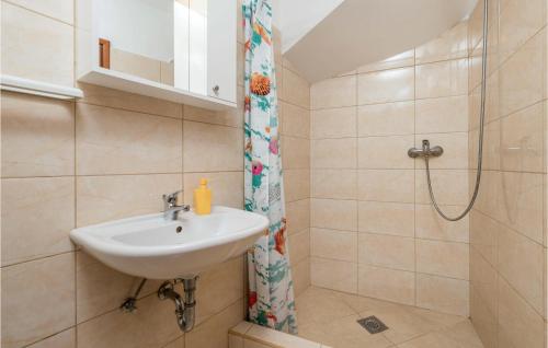 ein Bad mit einem Waschbecken und einer Dusche in der Unterkunft Beautiful Home In Susak With 2 Bedrooms And Wifi in Susak