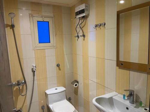 a bathroom with a shower and a toilet and a sink at قصر اليمامة للشقق المخدومة Al Yamama Palace Serviced Apartments in Yanbu
