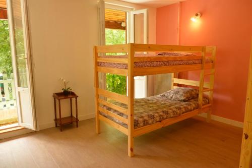 Habitación con 2 literas y ventana en Gîte de Montagne Salle de Fête Thorenc, en Andon