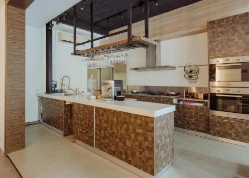uma grande cozinha com um grande balcão num quarto em Dao Villa em Dongshan