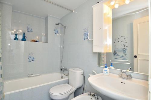 uma casa de banho com um WC, um lavatório e uma banheira em First Beachline, Malaga em Benalmádena