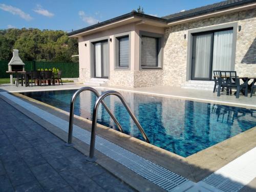 Bazén v ubytování Villa in Fethiye with Private Pool Close to Beach nebo v jeho okolí