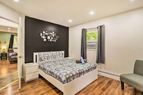 Cama o camas de una habitación en 12 Mi to Camelback Ski Resort Home with Decks!