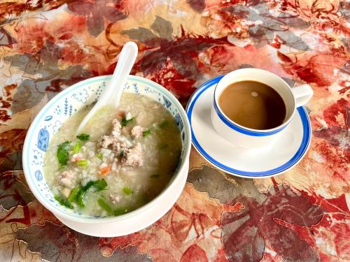 miskę zupy i filiżankę kawy na stole w obiekcie นพรัตน์การ์เด้นฮิลล์ w mieście Uthai Thani