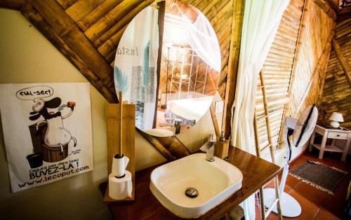 La salle de bains est pourvue d'un lavabo. dans l'établissement Shuit Bambou, à La Trinité