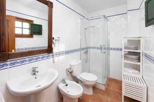 łazienka z umywalką, toaletą i prysznicem w obiekcie Las Casas del Chorro w mieście Agulo