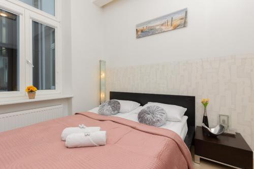 um quarto com uma cama com duas toalhas em Western Side of Vistula River Apartment Radna by Renters em Varósvia