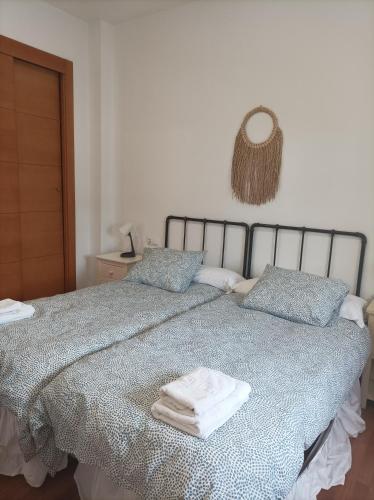 - une chambre avec un lit et 2 serviettes dans l'établissement Casa San Isidro, à El Pedroso