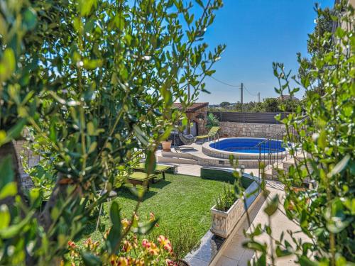 a backyard with a swimming pool and a garden at Villa Pinia in Drvenik Mali