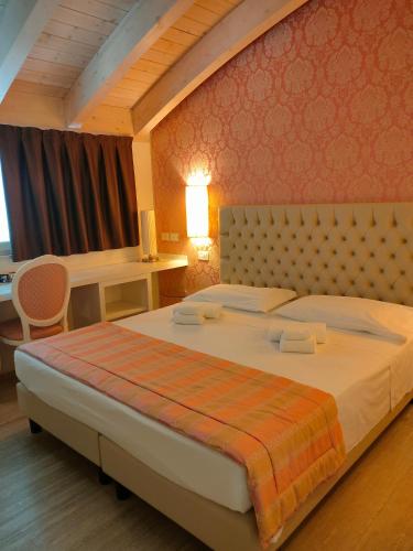 a bedroom with a large bed and a desk at Nuova Opera Rooms in Verona