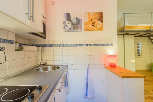 eine Küche mit einer Spüle und einer Arbeitsplatte in der Unterkunft Urban Pistazie in Berlin