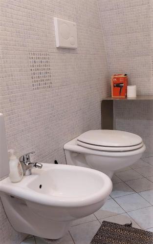 a bathroom with a white toilet and a sink at Bed & Breakfast Porta d'Oriente in Brindisi