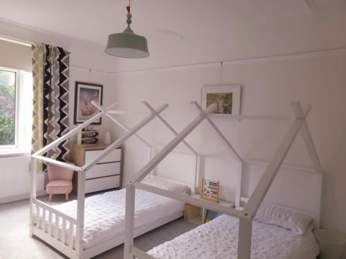 sypialnia z łóżkiem piętrowym i białym łóżkiem w obiekcie Luxury 4 Bed Family property in popular location w Sheffield