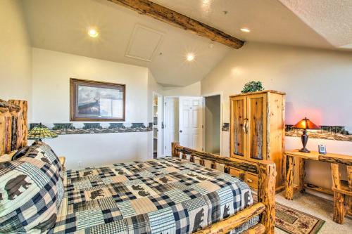 Schlafzimmer mit einem Bett und einem Schreibtisch in der Unterkunft Cozy Eden Condo Retreat Less Than 6 Mi to Ski Resort! in Eden