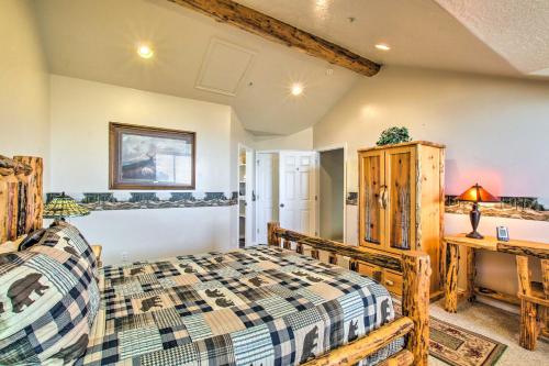 una camera da letto con un letto e una scrivania di Cozy Eden Condo Retreat Less Than 6 Mi to Ski Resort! a Eden