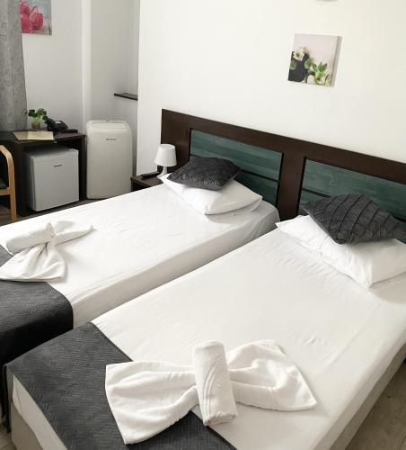 two beds sitting next to each other in a bedroom at Hotel Sir Lujerului in Bucharest