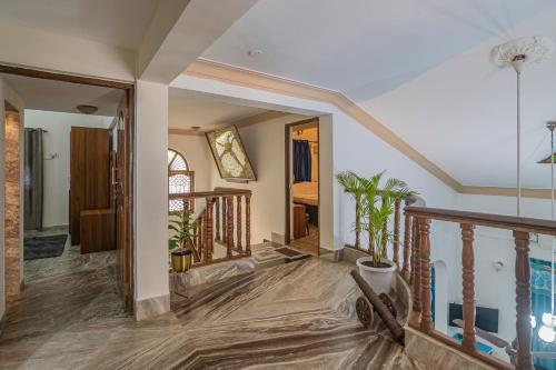 - un couloir d'une maison avec un escalier et un escalier dans l'établissement GR Stays 4bhk Private Villa with Private Jacuzzi Pool BAGA, à Baga