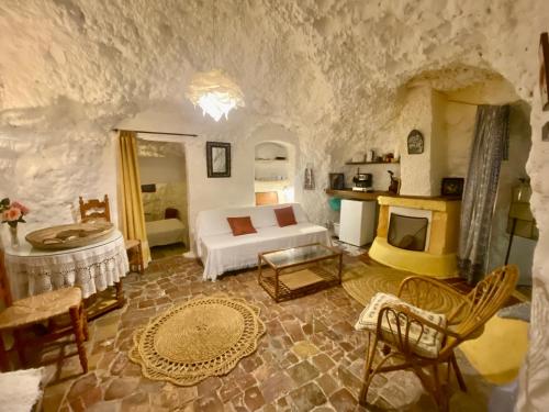 ein Wohnzimmer mit einem Bett und einem Kamin in der Unterkunft Cueva con vistas a la Alhambra in Granada