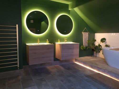 łazienka z 2 umywalkami, wanną i lustrem w obiekcie Luxury 4 Bed Family property in popular location w Sheffield