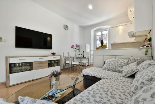 Aria two bedroom apartment with terrace in the center
