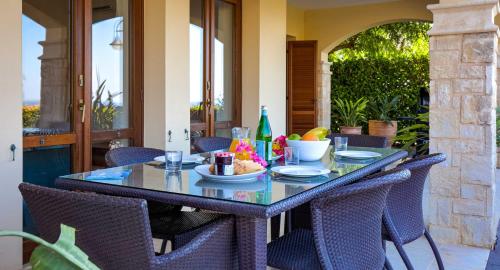Nápoje v ubytování Ground floor Apartment Anthos with Beautiful Sea Views on Aphrodite Hills Resort