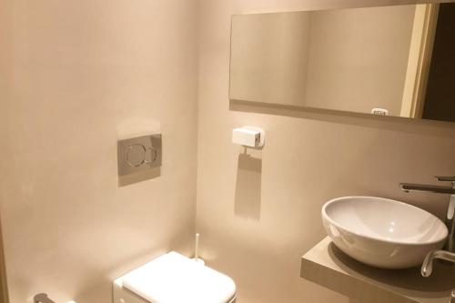 Ванная комната в Budello di Alassio, ampio appartamento con box