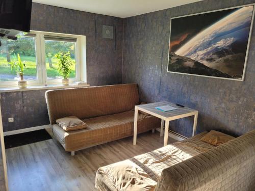 sala de estar con sofá y mesa en Domek Lipek en Ustroń