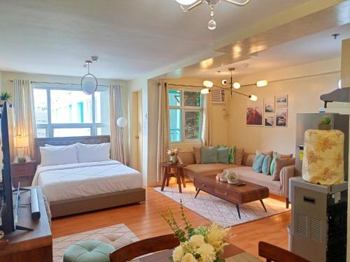 Postel nebo postele na pokoji v ubytování Spacious 36sqm Studio with 65" TV Netflix Karaoke and Pool Access Near Airport and Samal Ferry