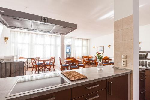 Kuchyň nebo kuchyňský kout v ubytování Pension für Monteure in Dresden, Zimmer mit eigenem Bad und großer Gemeinschaftsküche