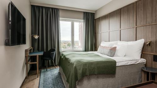 于默奧的住宿－Clarion Hotel Umeå，酒店客房设有床和窗户。