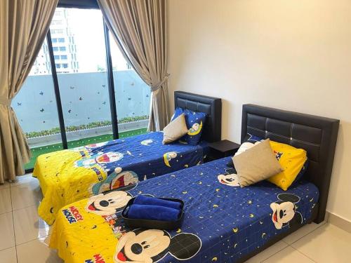 um quarto com duas camas com lençóis de Hello Kitty em Legoland JB AGhome Medini 3room8pax bukit indah em Nusajaya