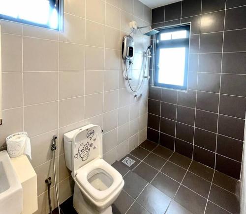 依斯干達公主城的住宿－Legoland JB AGhome Medini 3room8pax bukit indah，一间带卫生间和窗户的浴室