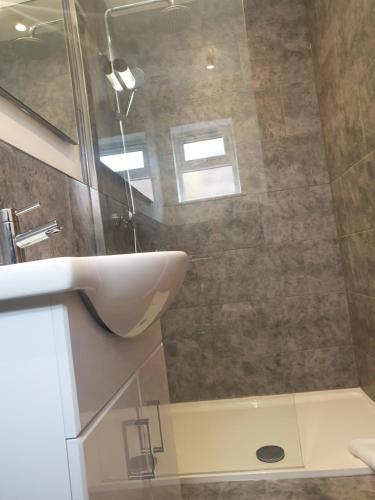 een badkamer met een wastafel en een douche bij The Bay Studio 1 in Broadstairs