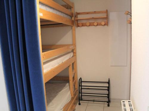 Ce lit superposé se trouve dans un dortoir avec une échelle. dans l'établissement Appartement 2 Pièces Coin Montagne, Terrasse Sud, Parking Privé, Proche Centre et Pistes à Vars Les Claux - FR-1-330B-64, à Vars