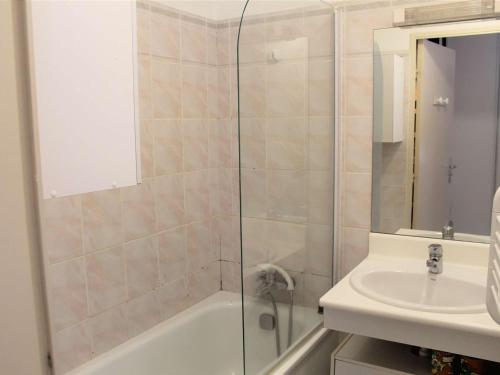 une salle de bain avec douche et lavabo dans l'établissement Appartement 2 Pièces Coin Montagne, Terrasse Sud, Parking Privé, Proche Centre et Pistes à Vars Les Claux - FR-1-330B-64, à Vars