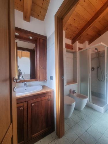 La salle de bains est pourvue d'un lavabo, d'une baignoire et de toilettes. dans l'établissement K&K Apartment, à Aoste