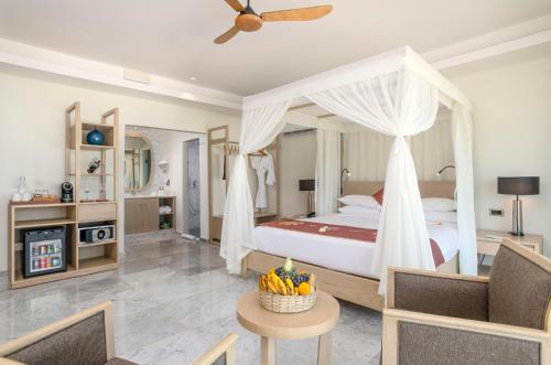 um quarto com uma cama de dossel em Melia Zanzibar em Kiwengwa