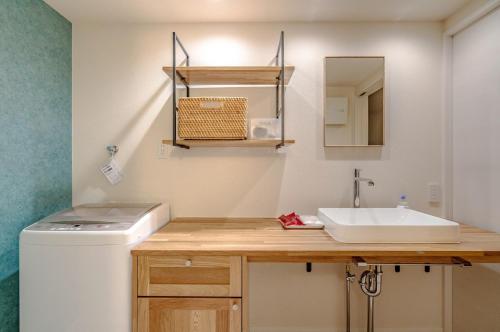 uma casa de banho com um lavatório e um espelho em Rakuten STAY HOUSE x WILL STYLE Hachimanbori em Omihachiman