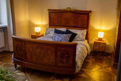 1 dormitorio con 1 cama grande de madera y 2 lámparas en Przemysl Old Town Style, en Przemyśl