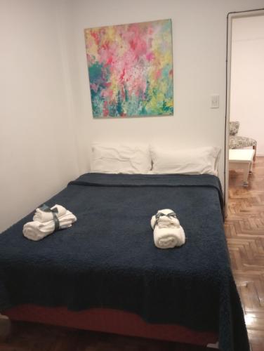 Un dormitorio con una cama con dos bolsos blancos. en Botanico 2 ambientes en Buenos Aires